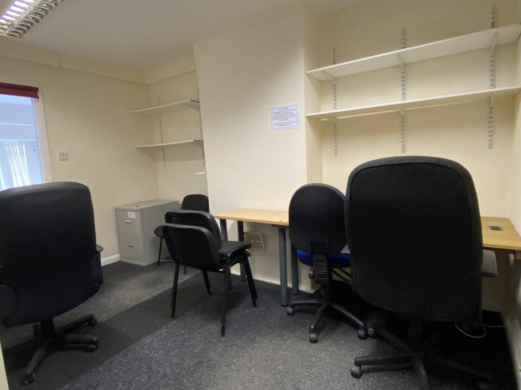 Lot: 25 - COMMERCIAL PROPERTY WITH POTENTIAL - Office